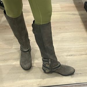Sorel knee high leather boots. US size 7.5 (run a little small).